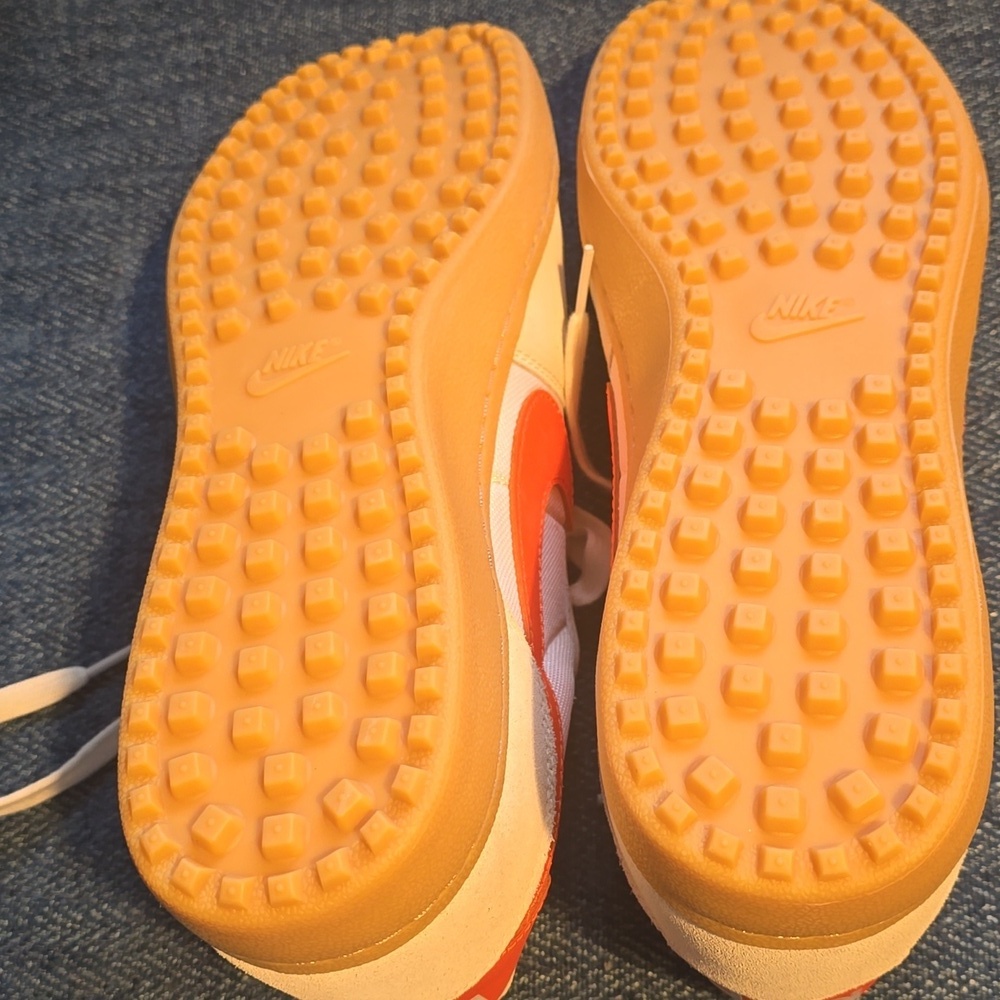 Nike Men's Field General Sneaker, Size 13 US, Retail Price $100.00 USD - Picture 15 of 16